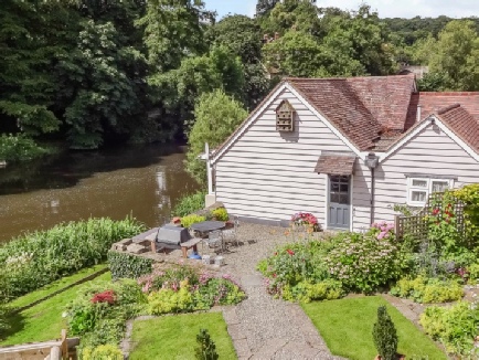 Luxury riverside accommodation in Ludlow